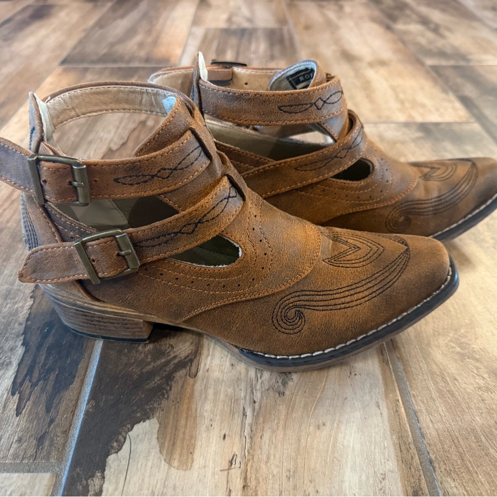Roper Cutout Ankle Booties